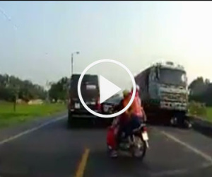 Bắc Giang: Xe tải đi ngược chiều với tốc độ cao, nuốt gọn 2 xe máy, 2 người tử vong