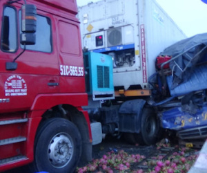 Xe container va chạm xe tải, thanh long đổ đầy QL1