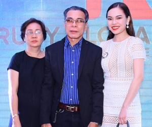 Bố mẹ chúc mừng Giang Hồng Ngọc mở công ty riêng