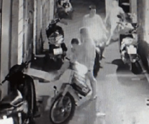 Clip: Hai vợ chồng chở theo con gái đi ăn trộm túi xách ở Hà Nội