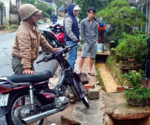 Cụ ông dọn rác bị dòng nước mưa cuốn trôi