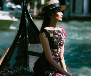 Hoàng Thùy diện váy dạ hội yêu kiều ở Italy