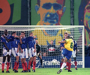 Roberto Carlos giải mã cú sút phạt kinh điển nhất