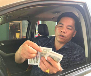 Tài xế dùng tiền lẻ thấm nước mua vé trạm BOT Cầu Rác