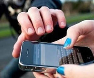 Bị giật điện thoại, cô gái đạp ngã hai tên cướp