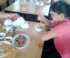 Cho con đi biển, bố xách theo mì tôm, rau cải để ăn vì không có tiền