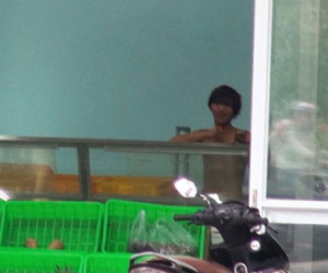 Nam thanh niên tự kề dao vào cổ mình dọa chết