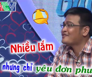 Quyền Linh cười ngất với chàng trai vừa tắm vừa hát trên sân khấu