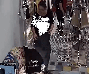 Camera ghi hình người phụ nữ trộm 22 triệu đồng ở shop thời trang
