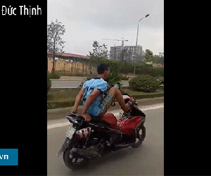 Cảnh sát truy tìm người lái xe máy bằng chân trên đường buýt nhanh BRT