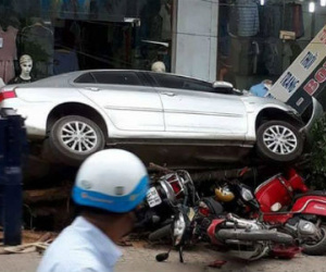 Hà Nội: Ô tô “điên” đâm đổ cây, cuốn hàng loạt xe máy vào gầm