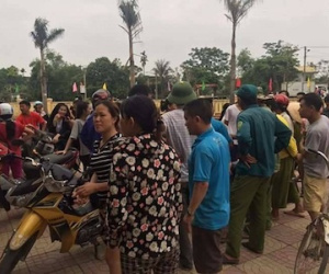 Nghi bắt cóc trẻ em, người dân vây bắt 2 người đàn ông giao nộp công an