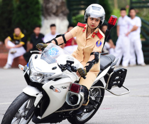 Nữ sinh cảnh sát lái môtô phân khối lớn