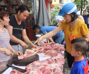 Thịt ngon, rẻ, người Hà Nội "vác" cả chục cân về ăn dần