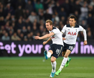 Thua đau West Ham, Tottenham giương cờ trắng với Chelsea