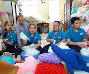 Xưởng gối đa năng của những bạn trẻ vượt qua định mệnh