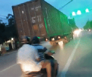 Clip: Container khổng lồ "bay" trong thành phố, người đi đường khiếp vía