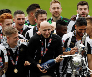 Newcastle bật champagne ăn mừng ngôi vương Championship