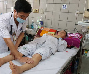 Nhập viện nguy kịch vì suy thận cấp chỉ sau 1 thang thuốc nam
