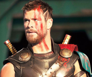 “Thor: Ragnarok": Lần đầu tiên búa thần bị phá vỡ