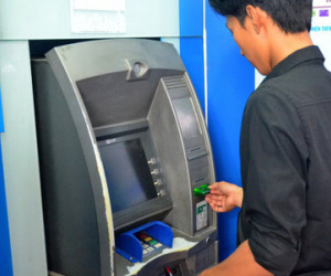 Vừa rút tiền từ ATM vừa lo