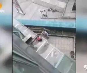 Con 3 tuổi rơi từ tầng 10 nguy kịch, bố mẹ ngủ say không biết gì