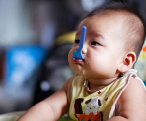 Để con không chạy vòng vòng mà ngồi yên tự xúc ăn thun thút không khó, chỉ là bố mẹ có chịu khó hay không