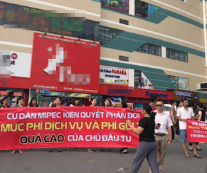 Hà Nội: Hàng trăm cư dân treo băng-rôn phản đối chủ đầu tư vì phí dịch vụ, gửi xe quá cao