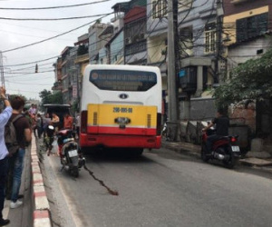 Hà Nội: Văng sang làn đường ngược chiều sau va chạm, nam thanh niên bị xe buýt cán tử vong