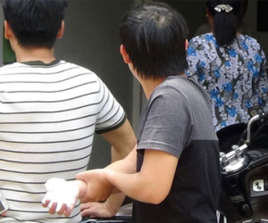 Hai diễn viên suýt chết vì mắc kẹt trong phòng lồng tiếng bị cháy