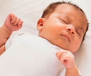 Mối nguy hại khi cho trẻ nhỏ nằm ngửa trong thời gian dài