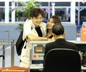 Ngô Kiến Huy hiếm hoi tình tứ với người yêu