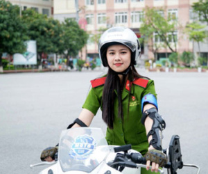 Nữ sinh cảnh sát xinh đẹp giỏi võ thuật, đam mê xe phân khối lớn