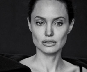 Sau khi chia tay Brad Pitt, Angelina Jolie suy sụp khiến các con lo lắng