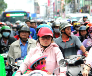 Xe cộ hỗn loạn qua đoạn đường có tai nạn liên hoàn ở Sài Gòn