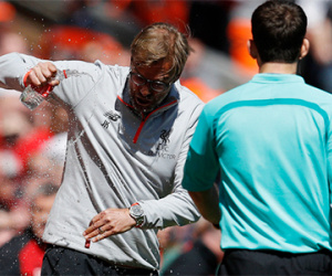 CĐV Man Utd đòi phạt Klopp vì tội ném chai nước