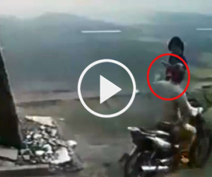 Clip: Cướp phi xe lên vỉa hè, giật phăng điện thoại trên tay cô gái