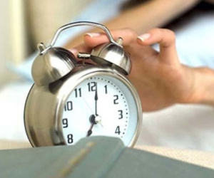 Để đồng hồ báo thức đầu giường là hoàn toàn sai lầm, đây là lý do