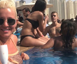 Justin Bieber khoe body, tán tỉnh các người đẹp nóng bỏng bên bể bơi