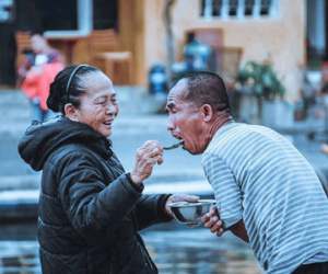 Mẹ già gần 60 năm chạy rong cho con ăn giữa cổ thị Hội An và câu chuyện chỉ ai làm mẹ mới thấm