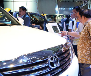 Người Việt vẫn dè dặt xuống tiền mua ô tô dù giá giảm mạnh
