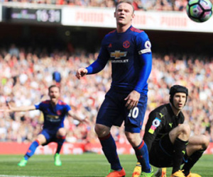 Rooney lê bước rời Old Trafford