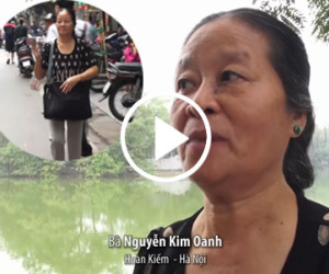Video: Người phụ nữ 40 năm rung chuông bán lạc rang trên phố cổ Hà Nội