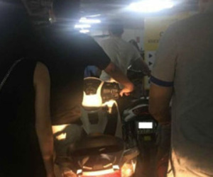 Chàng trai đi SH chen hàng, cư xử vô lễ khi bị nhắc nhở