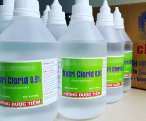 Hàng triệu mẹ Việt “nhầm lẫn”: Cách dùng 3 loại nước muối sinh lý để không nguy hại cho bé