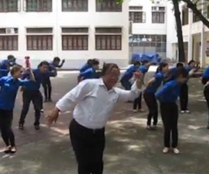 Tâm sự của thầy giáo nhảy điệu "Đàn gà con" đốn tim vạn người