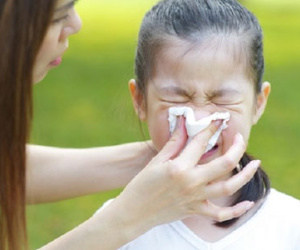 Trẻ bị chảy máu cam: Tại sao không cho con ngả đầu về phía sau?