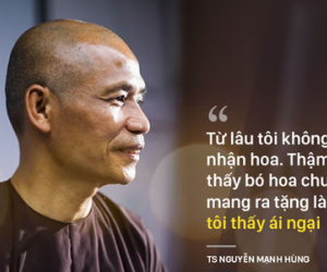 TS Nguyễn Mạnh Hùng: "Tại sao tôi không thích được nhận hoa?"