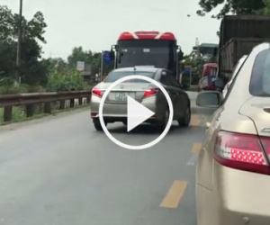 Video: Ô tô lấn làn bị xe khách 45 chỗ ép chạy lùi