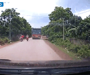 Video: Phi từ nhà ra đường, người phụ nữ suýt "bán mạng" cho tử thần vì sự bất cẩn